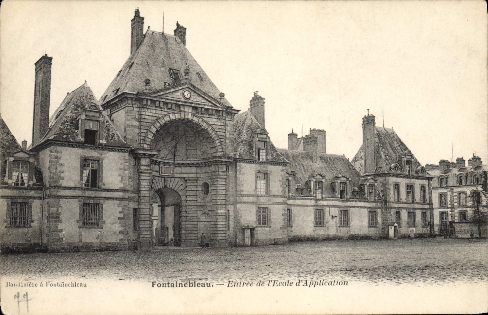 CPA Fontainebleau Entree de l'Ecole d'Application 