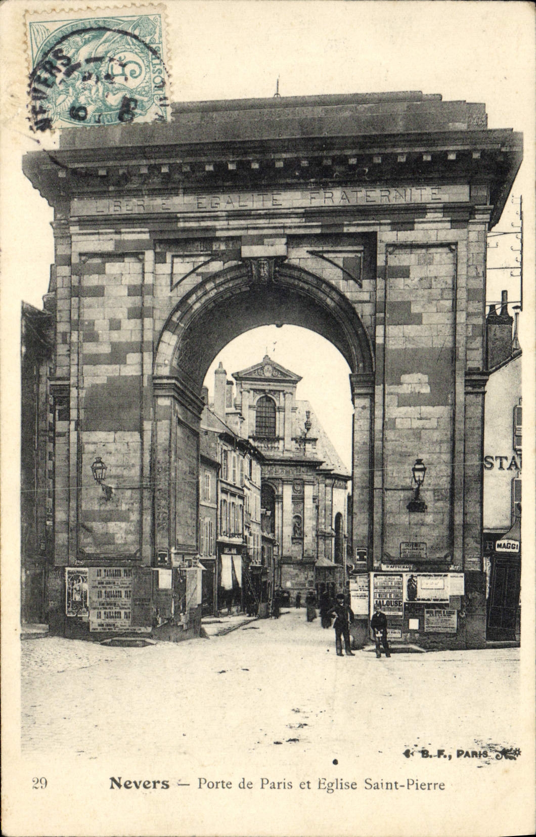 La POSTAL Nevers de la VENDIMIA lleva del Saint Pierre de París y de Eglise