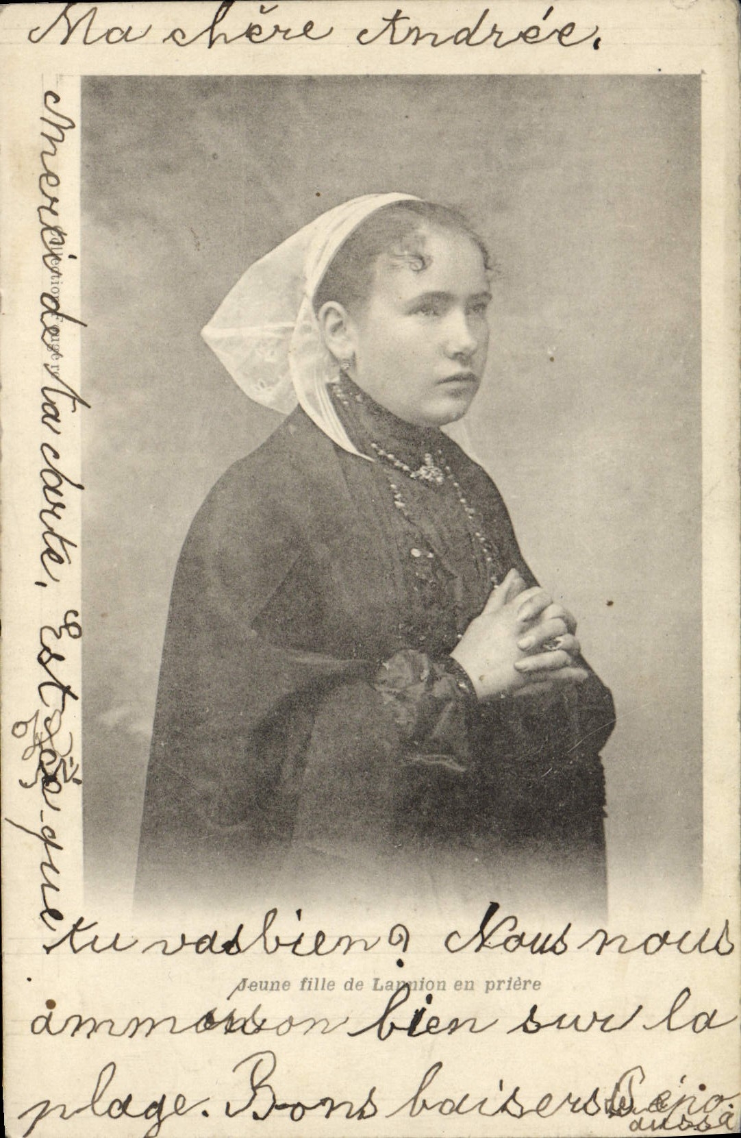 VINTAGE POSTCARD Young girl of Lannion in prayer Folklore