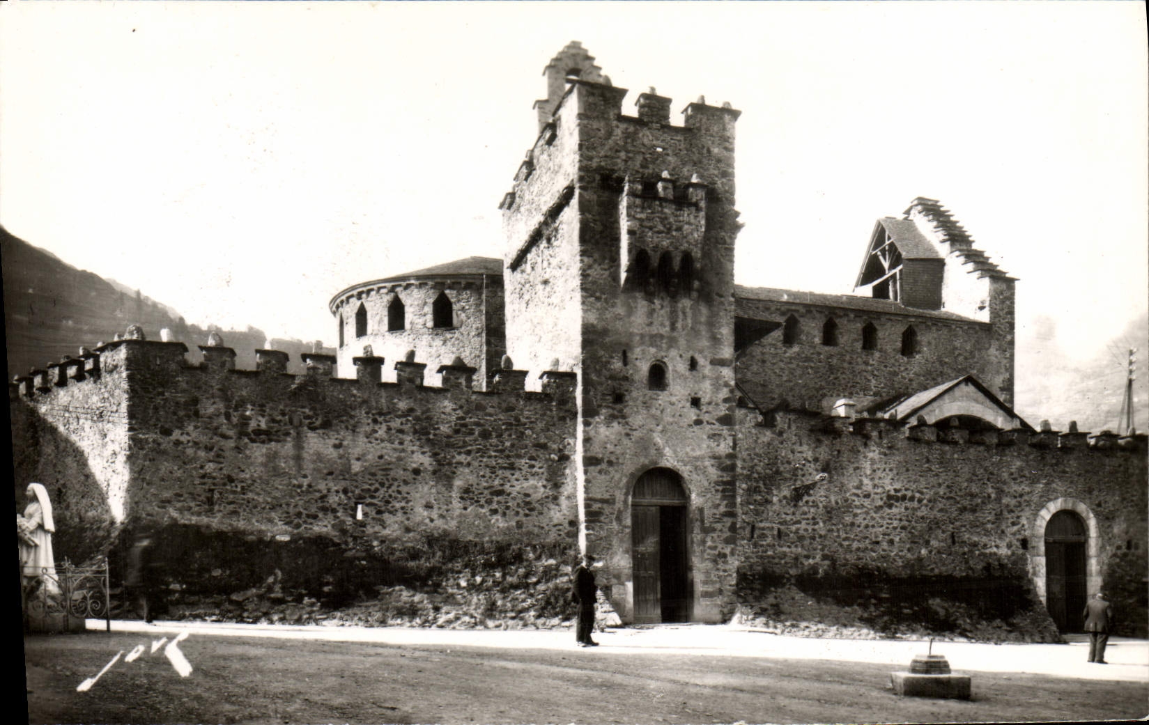 CPM Luz Saint Sauveur L'eglise fortifiee des templiers