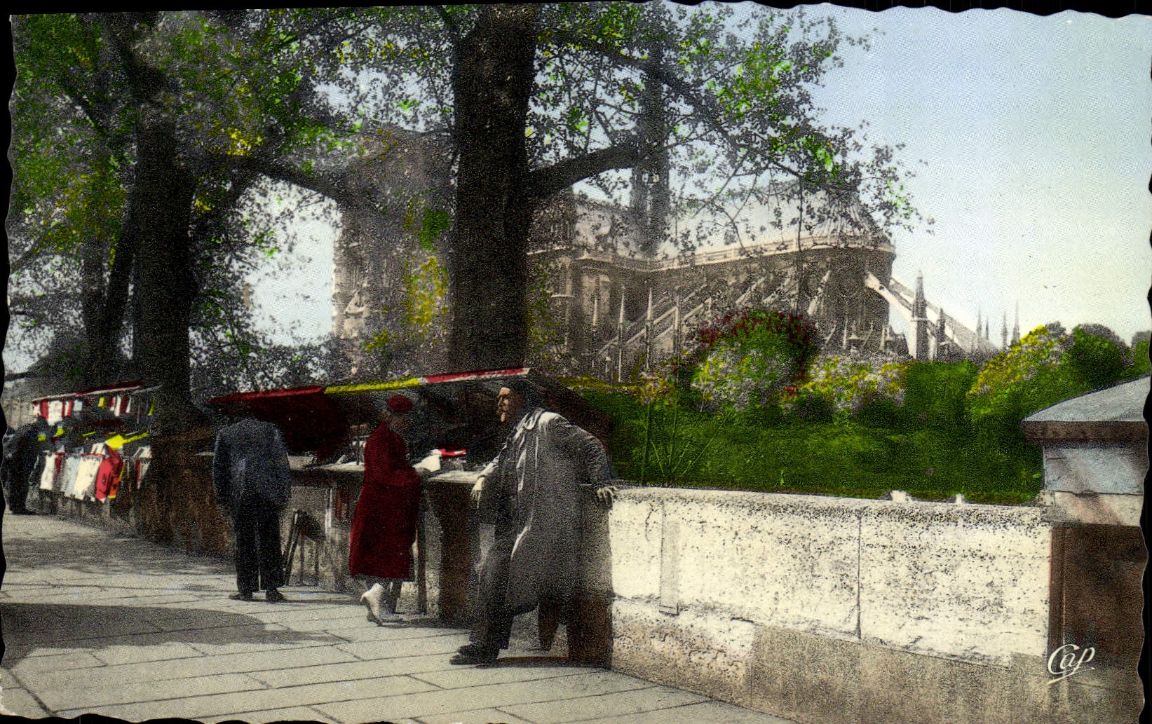 CPA Paris Abside de Notre Dame Vue des Quais Bouquiniste