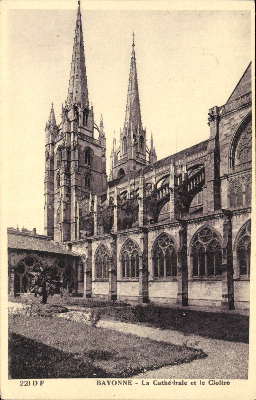 VINTAGE POSTCARD Bayonne the Cathedral and the Cloister