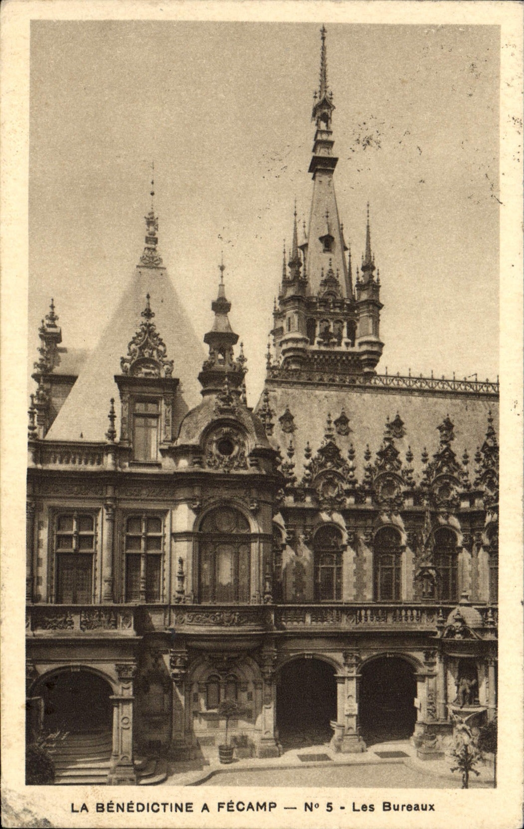 El benedictino de la POSTAL de la VENDIMIA tiene Facamp las oficinas