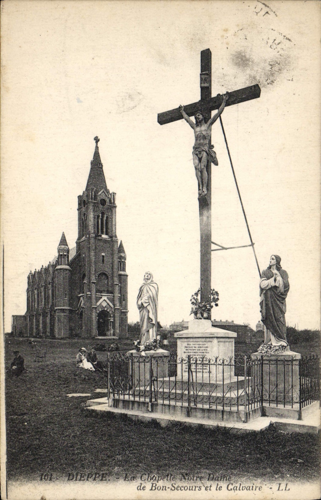 CPA Dieppe La Chapelle Notre Dame de Bon Secours et le calvaire
