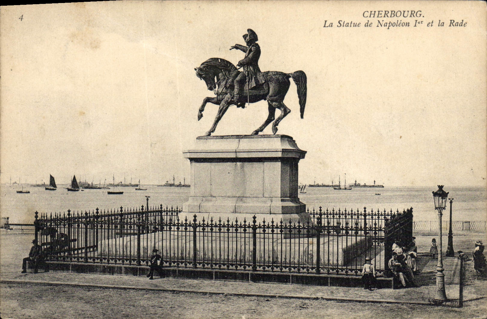 CPA Cherbourg La Statue de Napoleon 1er et la rade
