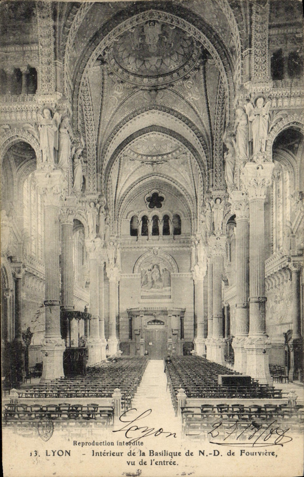 CPA Lyon Interieur de la Basilique de Notre Dame de Fourviere vu de l'entree