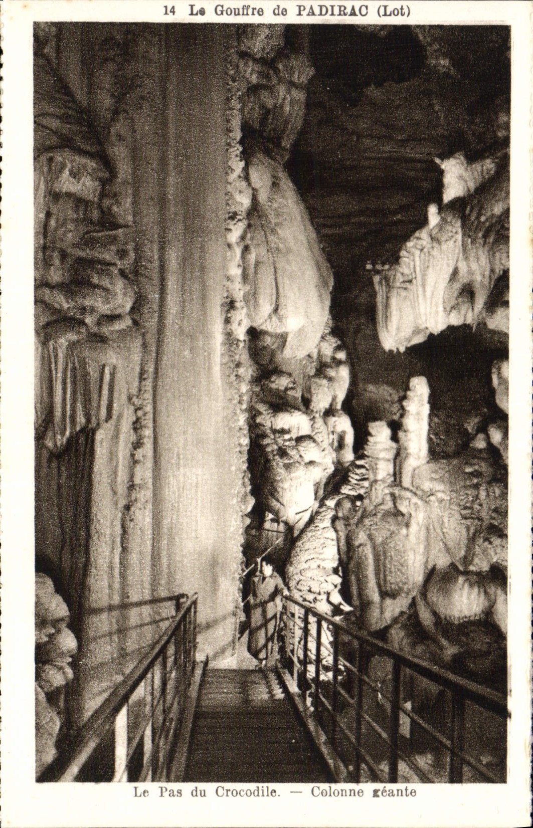 POSTAL de la VENDIMIA el hoyo de Padirac el paso de la columna del gigante del cocodrilo