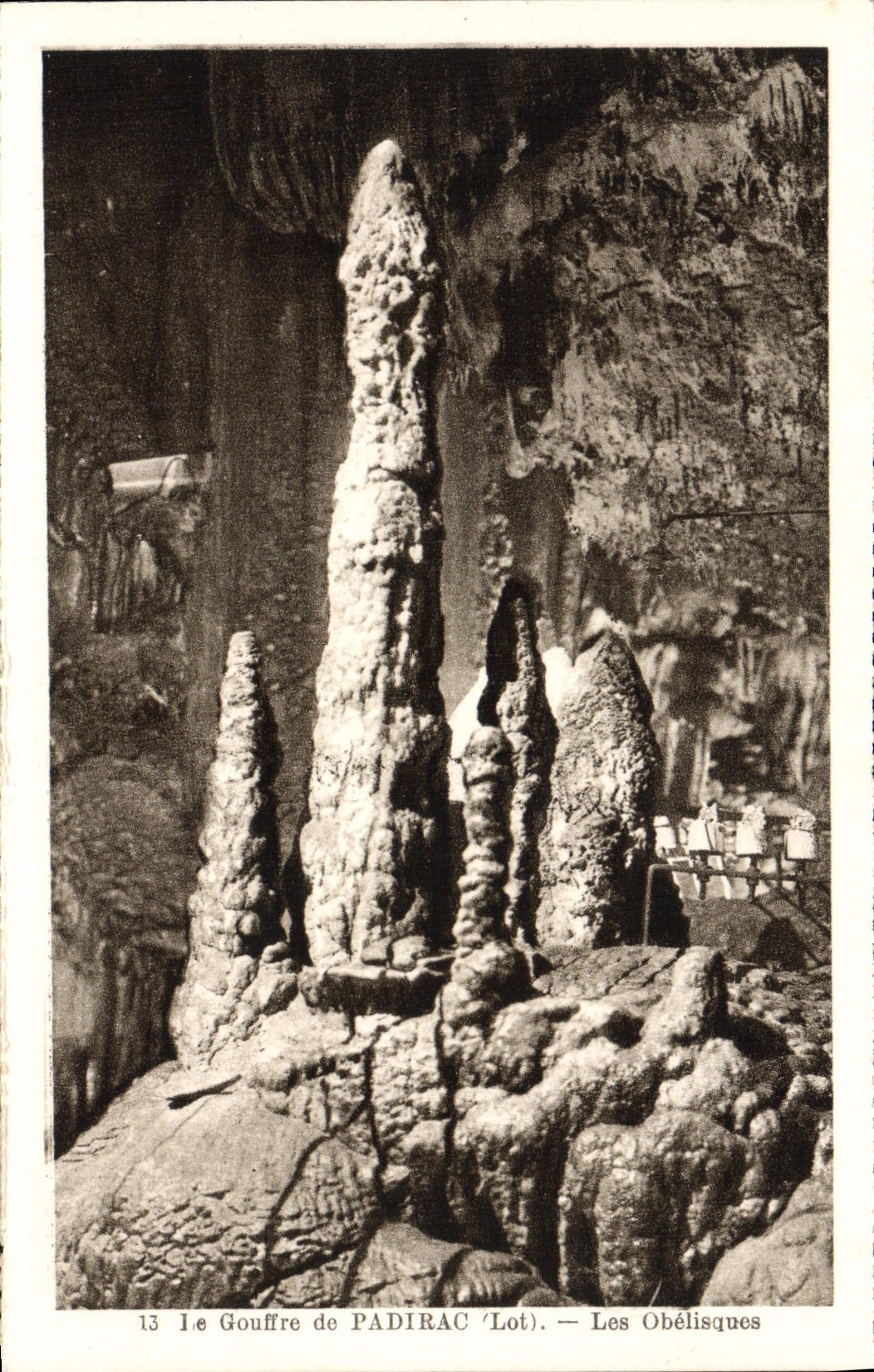 POSTAL de la VENDIMIA el hoyo de los obeliscos de Padirac