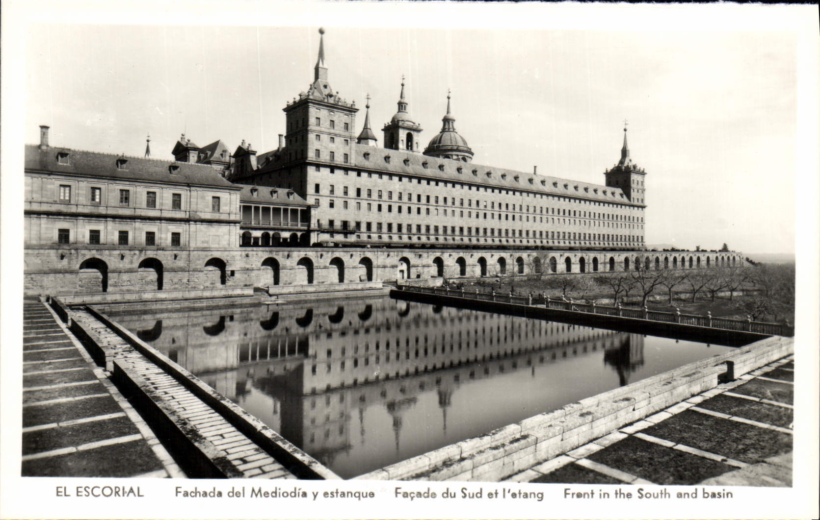 CPA El Escorial Fachada del Mediodia y estanque