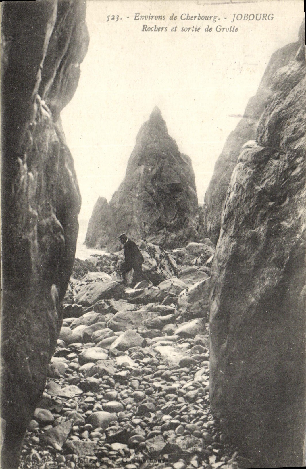 CPA Environs de Cherbourg Jobourg Rochers et sortie de grotte