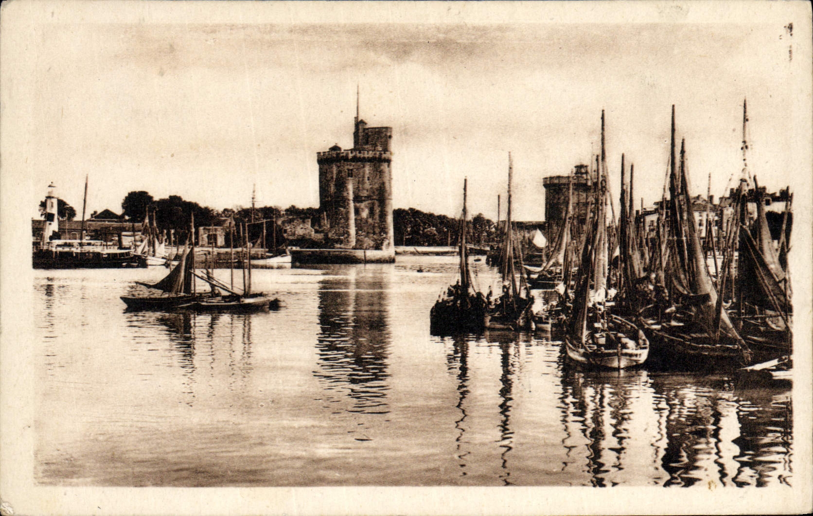 VINTAGE POSTCARD La Rochelle Small fishing boats Boats