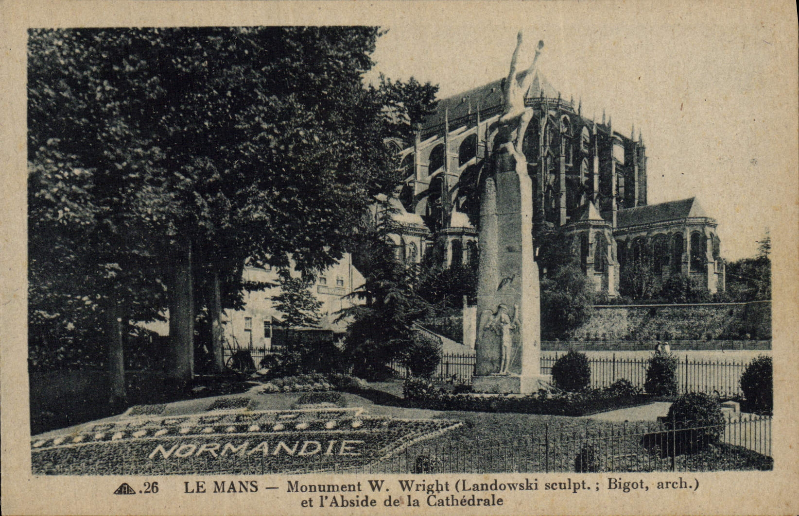 VINTAGE POSTCARD Mans Wright Monument and the apse of the Militaria cathedral