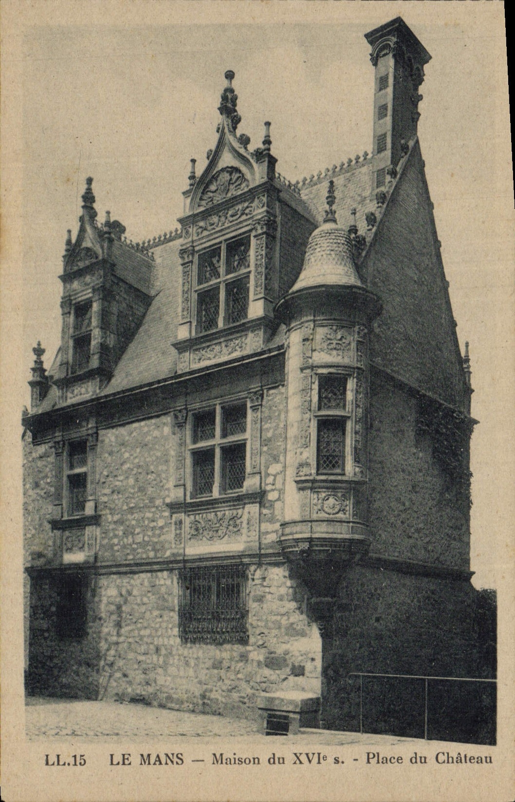 CPA Le Mans Maison du Place du Chateau