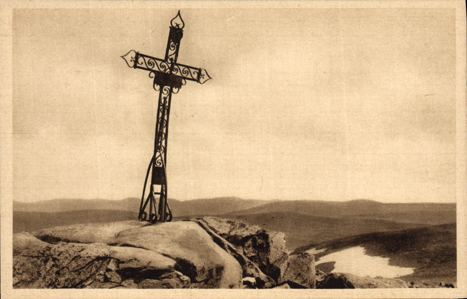 VINTAGE POSTCARD Auvergne Pierre On High Cross of the top