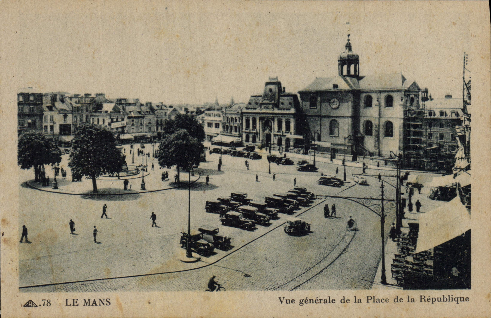 CPA Le Mans Vue Generale de la Place de la Republique