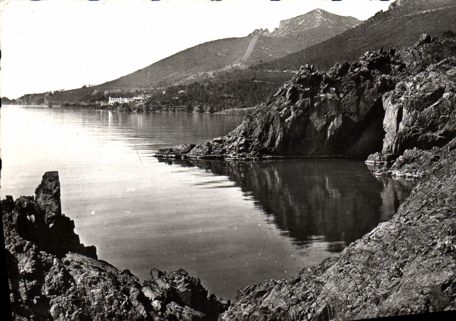 CPM Environs de Cannes Les Rochers Rouges dans le Trayas