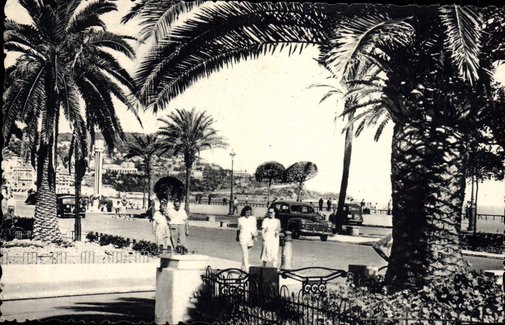 CPM Nice Un Coin de la Promenade des Anglais