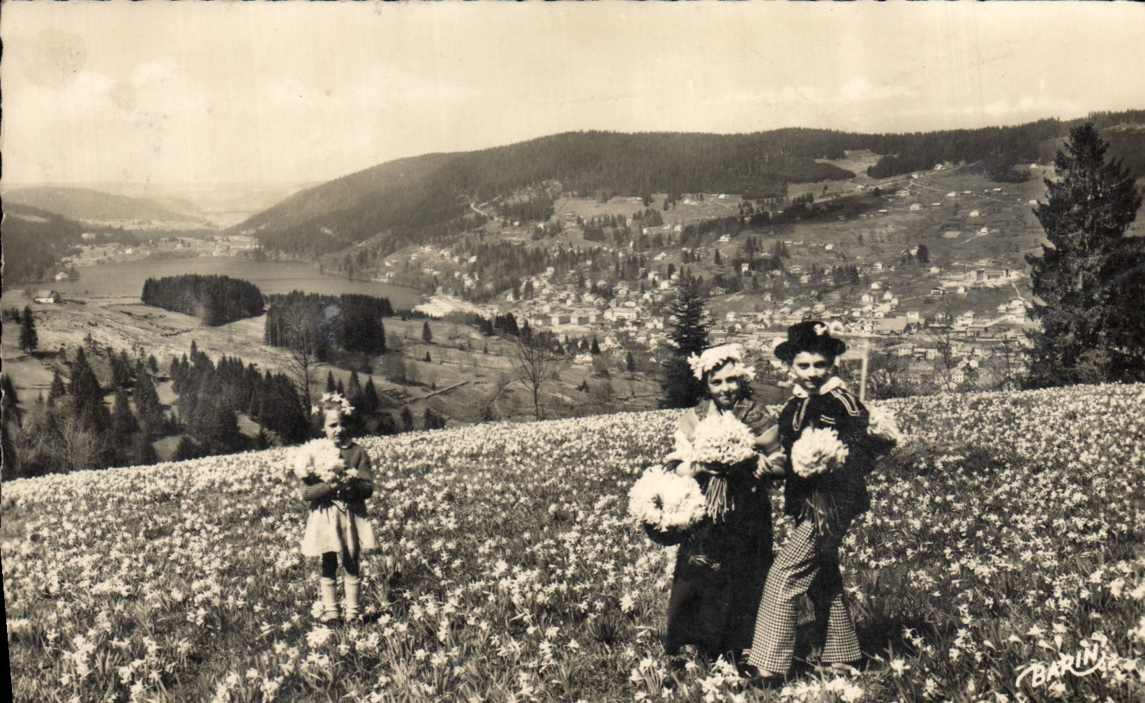 CPM Gerardmer Le lac et la ville Jeunes Costume local Folklore 