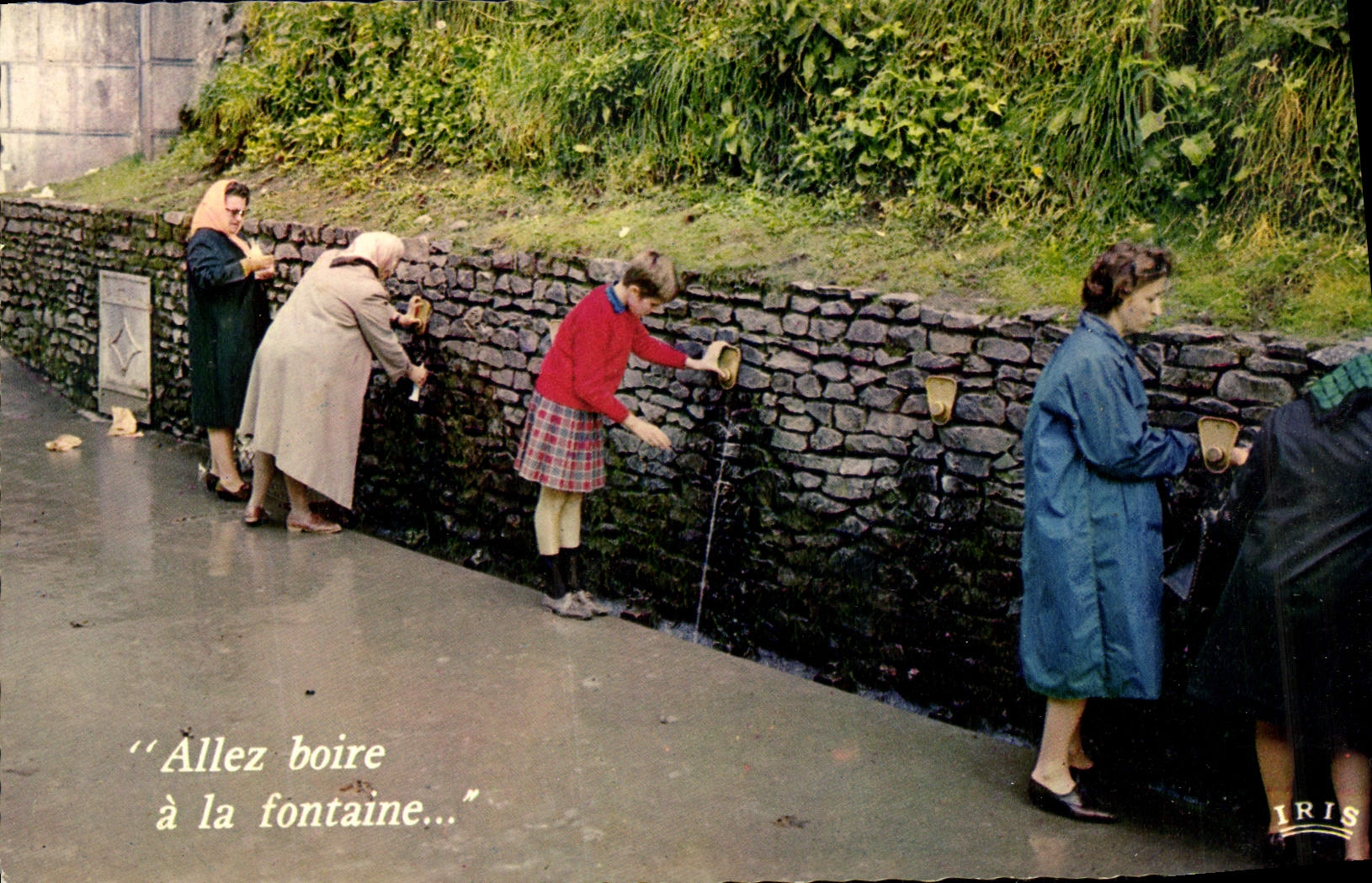 POSTAL MODERNA bebida con Lourdes la fuente