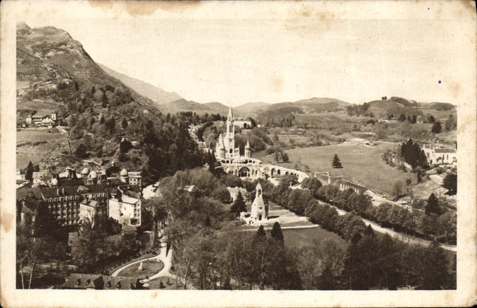 VINTAGE POSTCARD Heavy the Basilica and the Martyrdom Seen of the Martyrdom