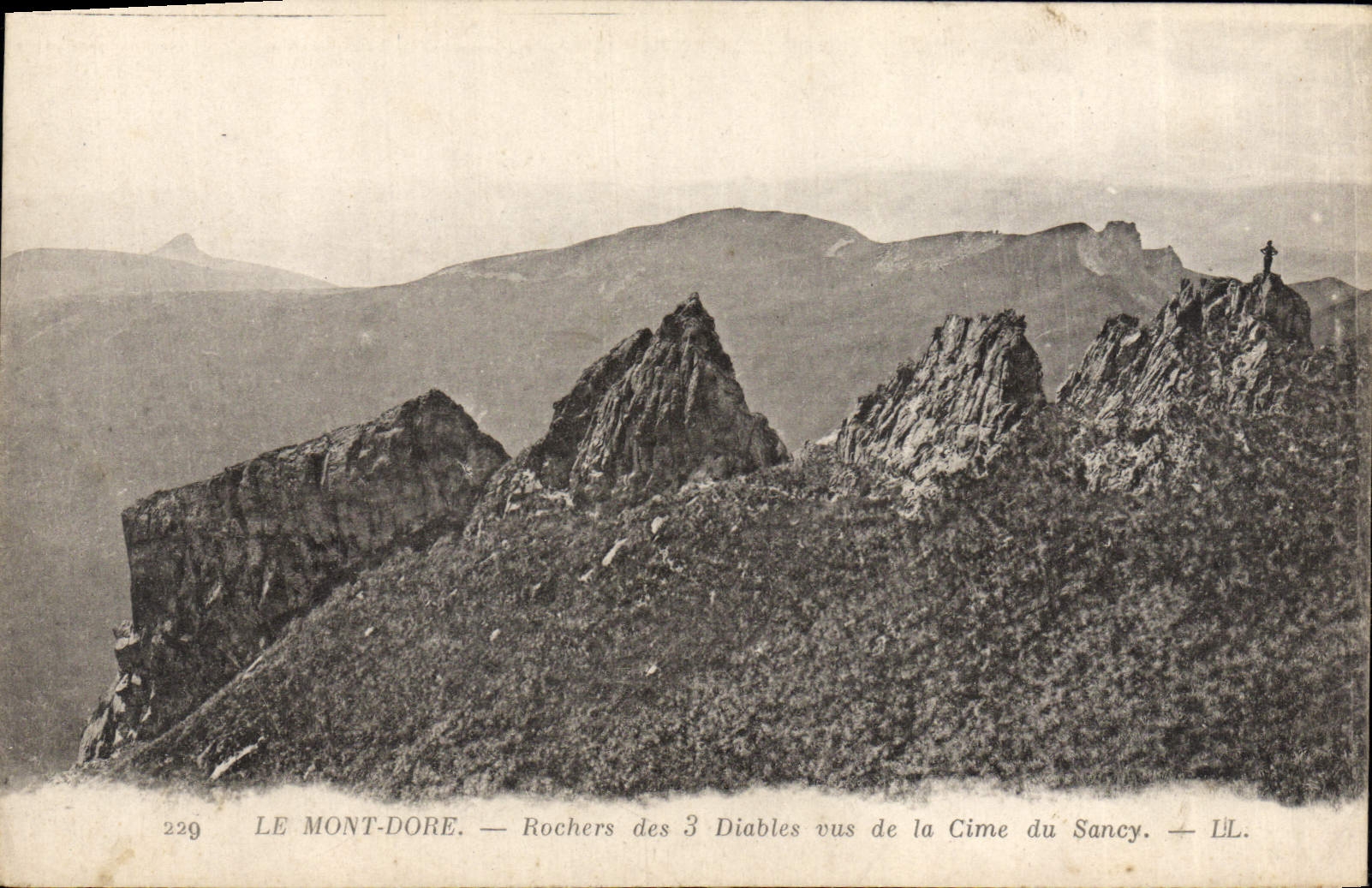 VINTAGE POSTCARD the Mount Gilds Rocks Of the 3 devils seen of the Summit of Sancy