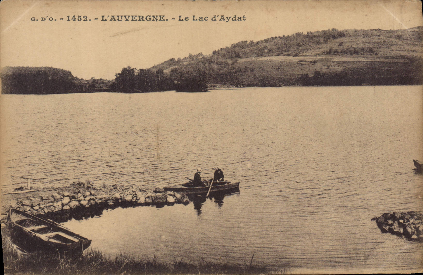 VINTAGE POSTCARD Auvergne the Lake D' Aydat