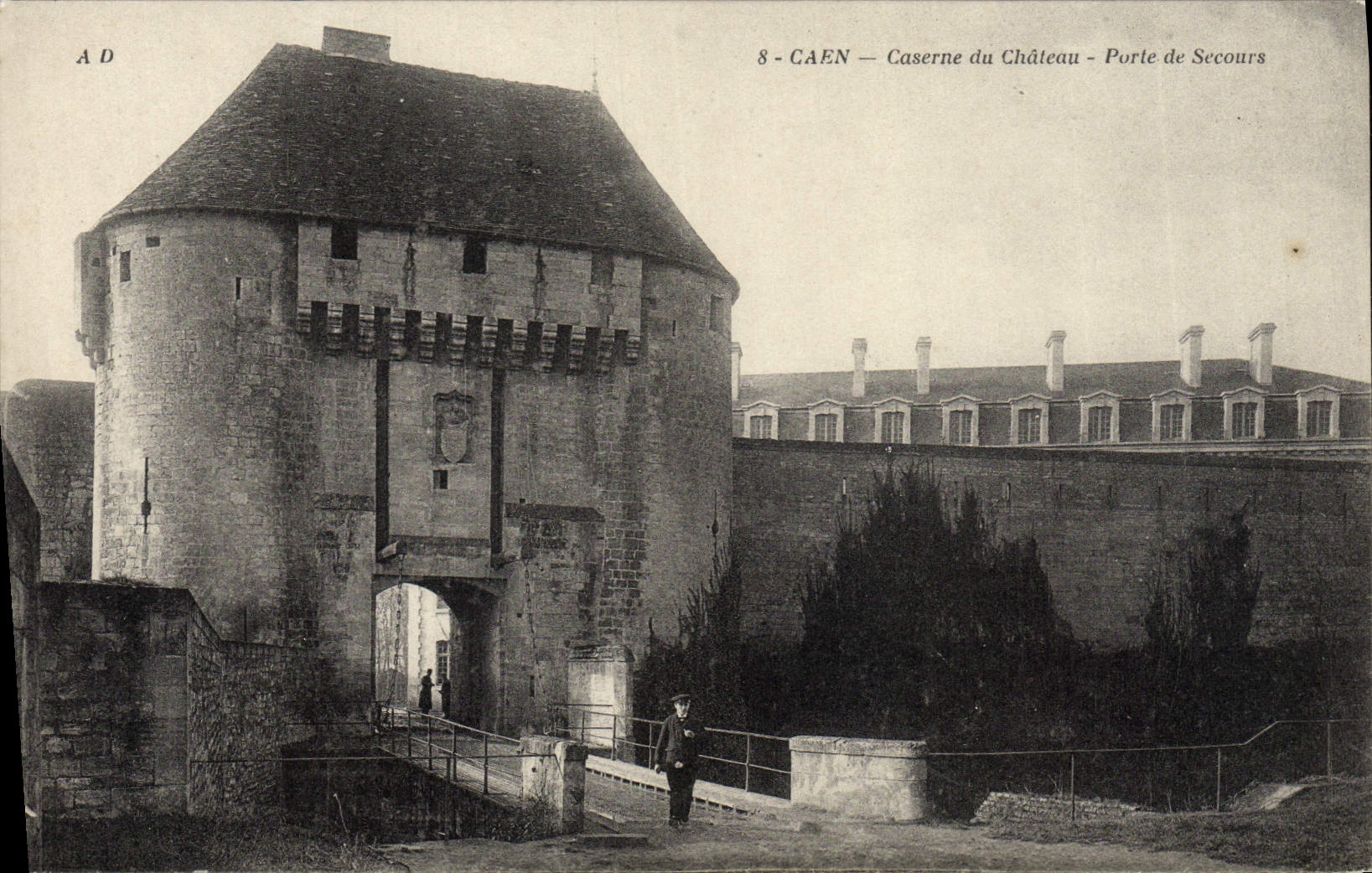VINTAGE POSTCARD Caen Caserne of the Castle Carries Help
