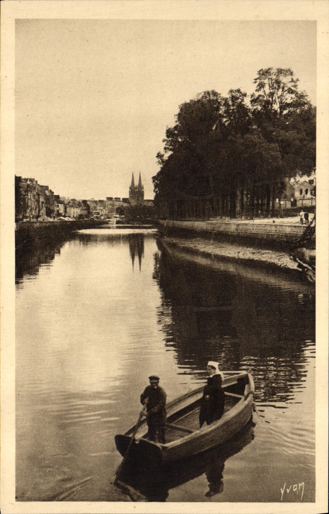 VINTAGE POSTCARD Quimper the Frontier runner of Odet Boat Folklore