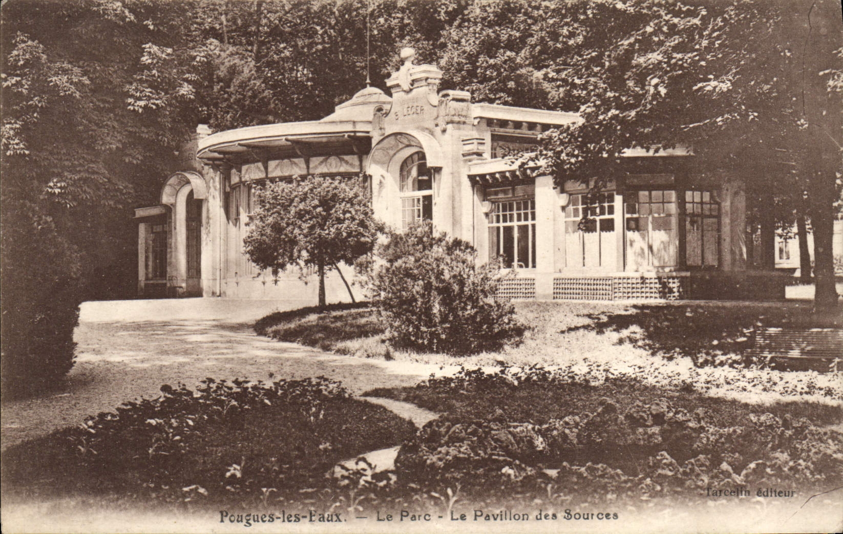 VINTAGE POSTCARD Pougues water the park House of the sources