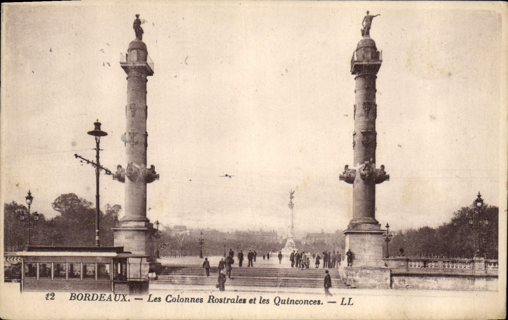 CPA Bordeaux Les Colonnes rostrales et les Quinconces