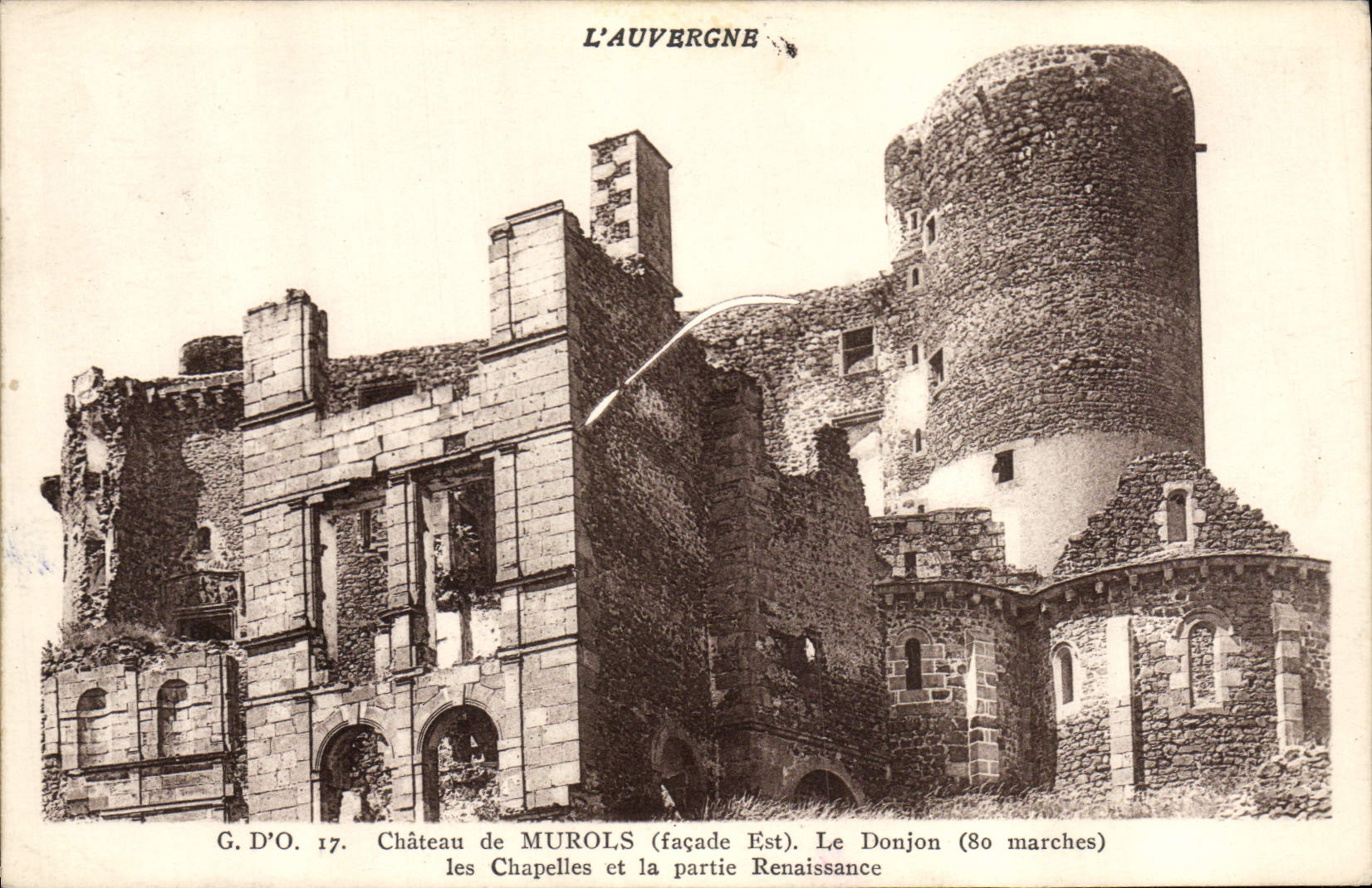 CPA L'Auvergne Chateau de Murols Le donjon les chapelles et la partie Renaissance