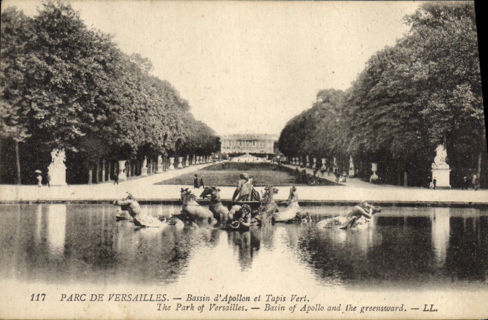 VINTAGE POSTCARD Park Of Versailles Basin of Apollo and green Carpet