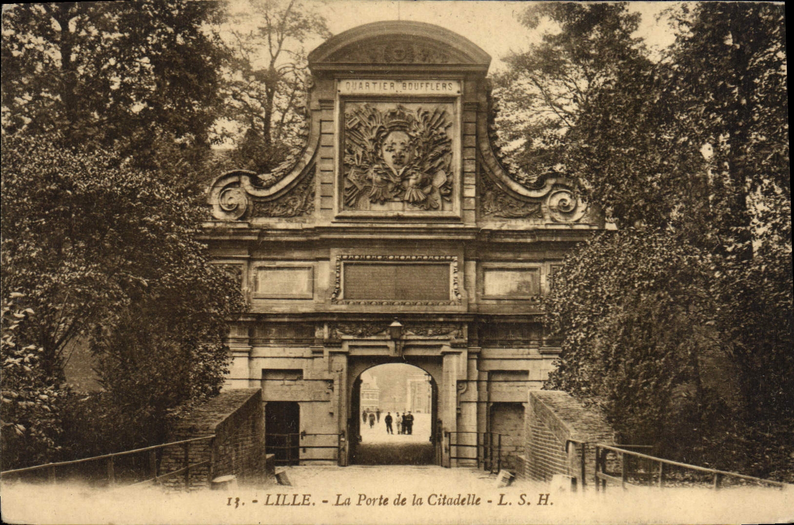 VINTAGE POSTCARD Lille the Gate of the Citadel