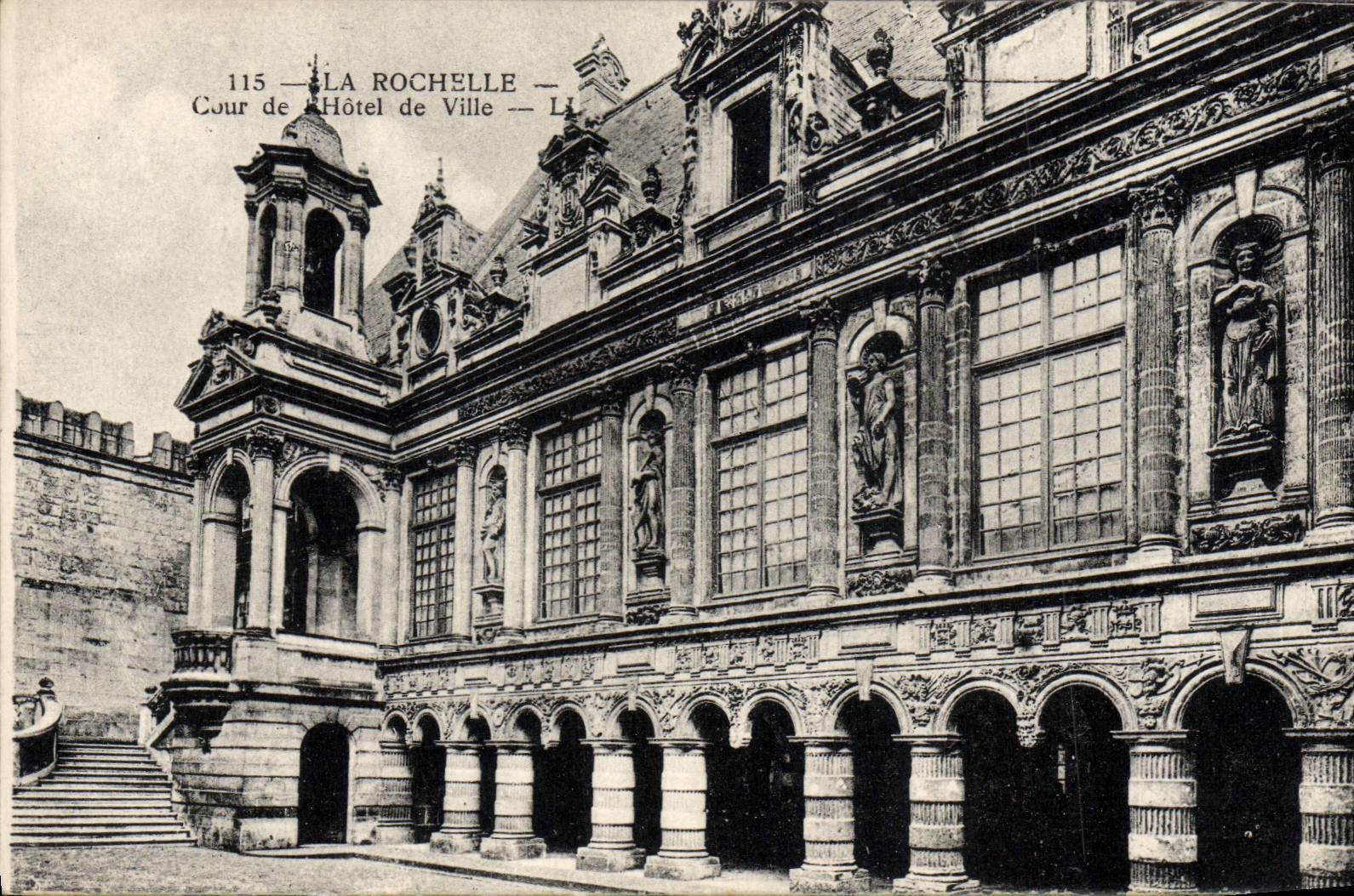 VINTAGE POSTCARD La Rochelle Court of the Town hall