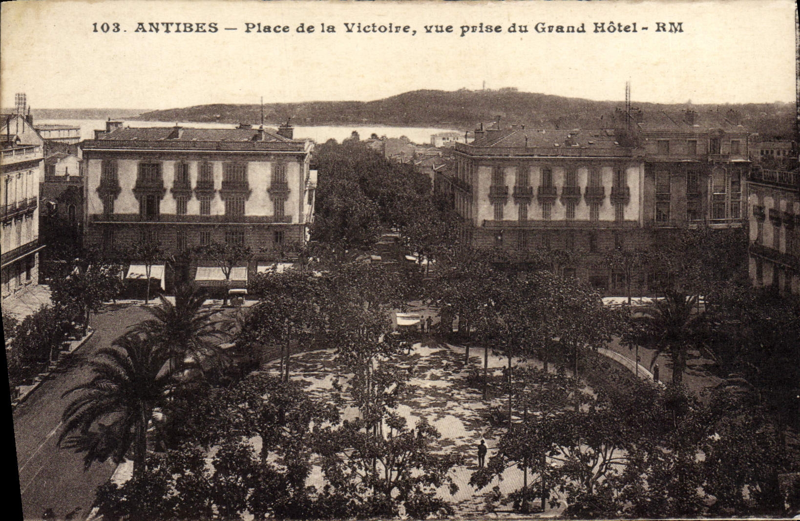 CPA Antibes Place de la Victoire vue Prise du Grand Hotel