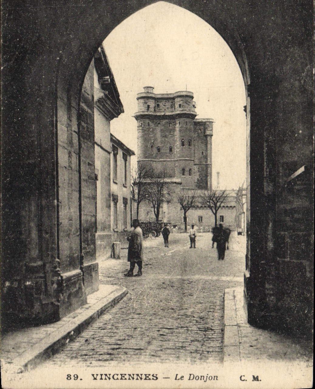 VINTAGE POSTCARD Vincennes the Keep