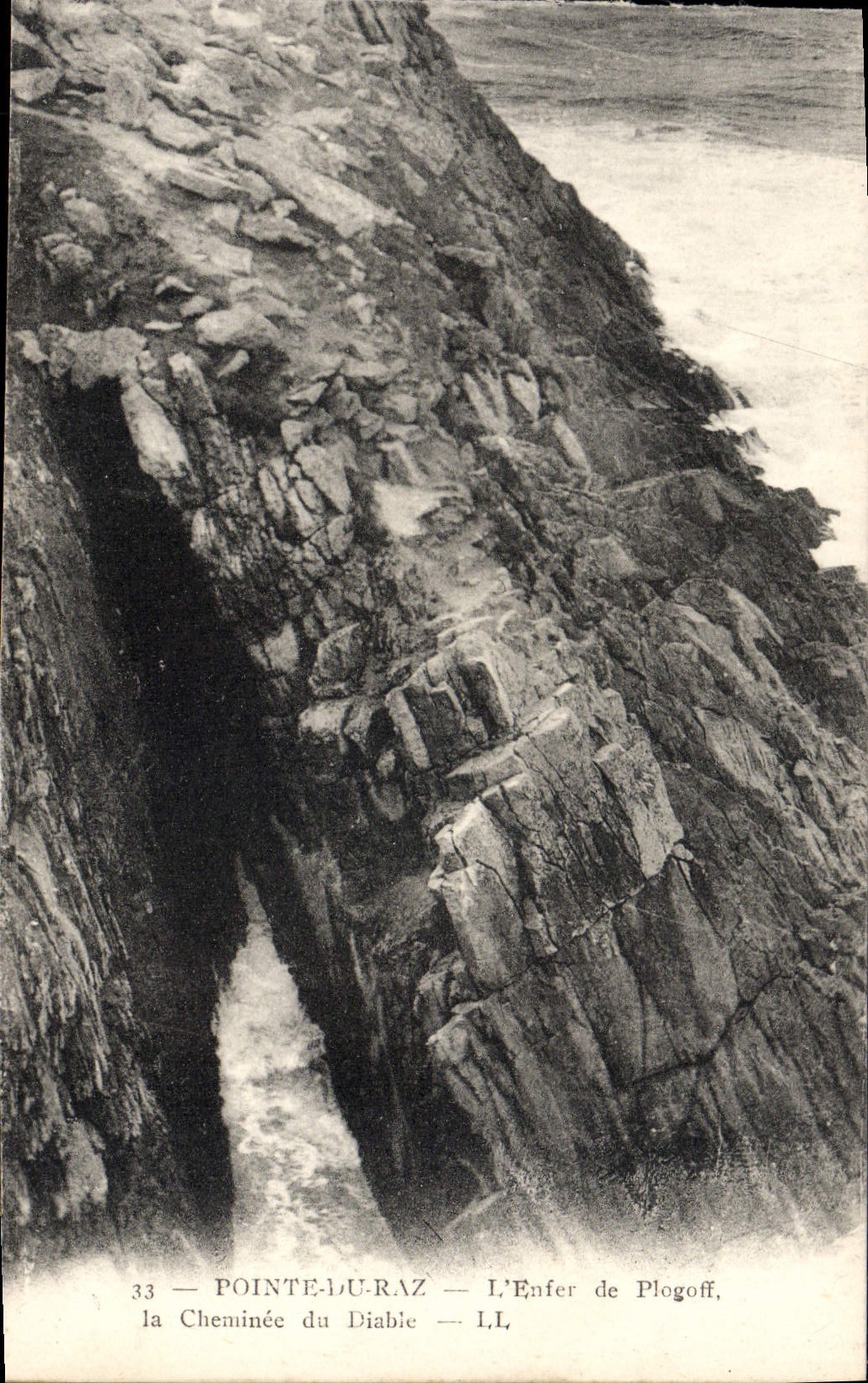 VINTAGE POSTCARD Point Of the Strong current the Hell of Plogoff the chimney of the devil