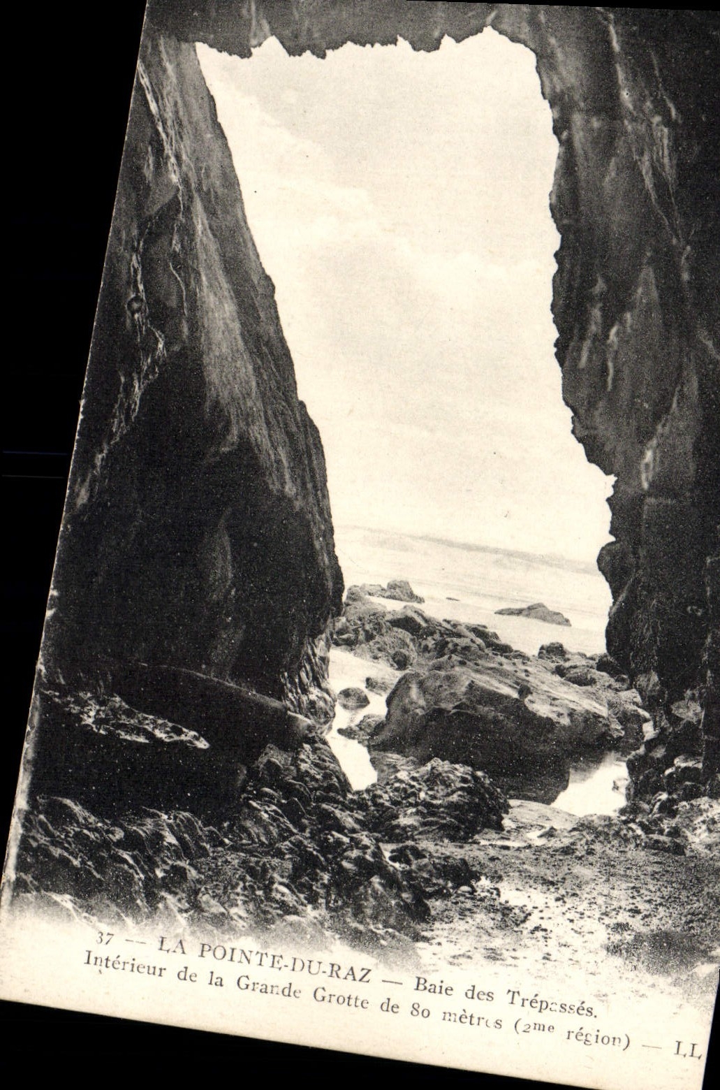 CPA Pointe Du Raz Baie des Trepasses Interieur de la grande Grotte