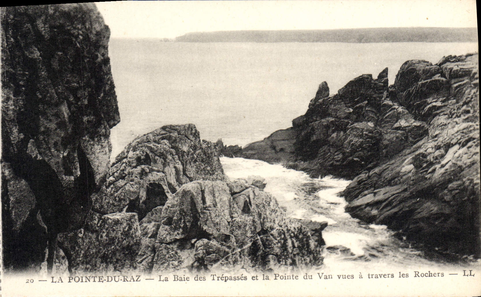 CPA Pointe Du Raz La Baie des Trepasses et la Pointe du Van Vues a travers les rochers