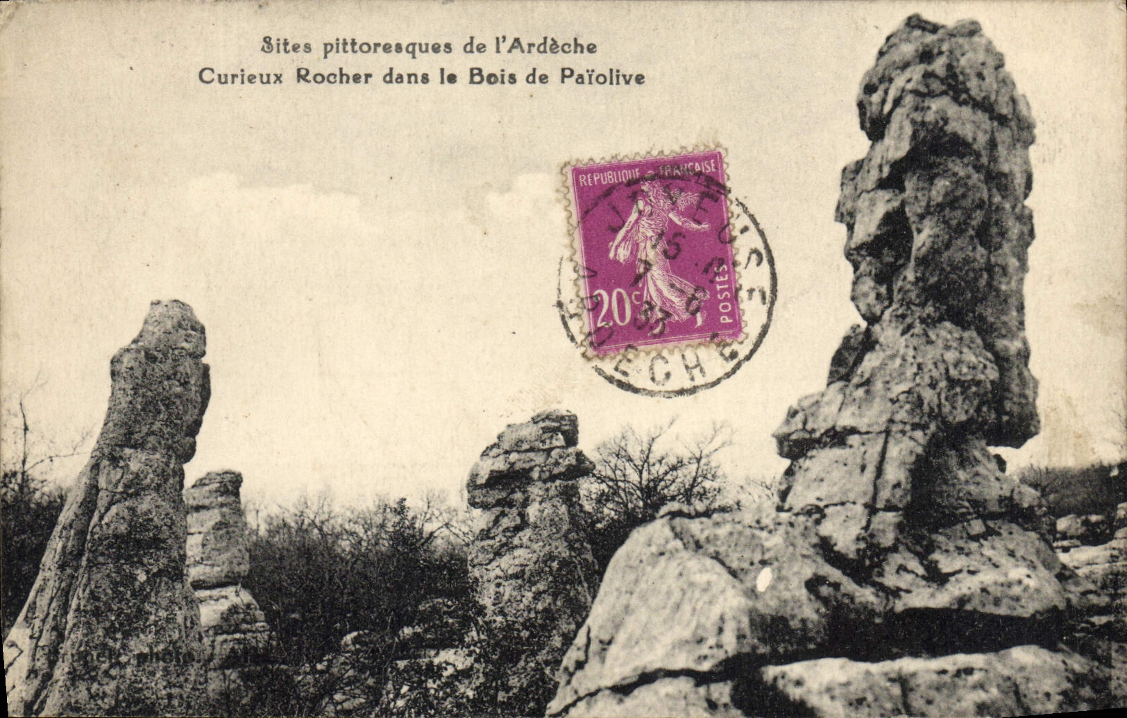 Sitios pintorescos de la POSTAL de la VENDIMIA de la roca curiosa de Ardeche en madera sobre Paiolive