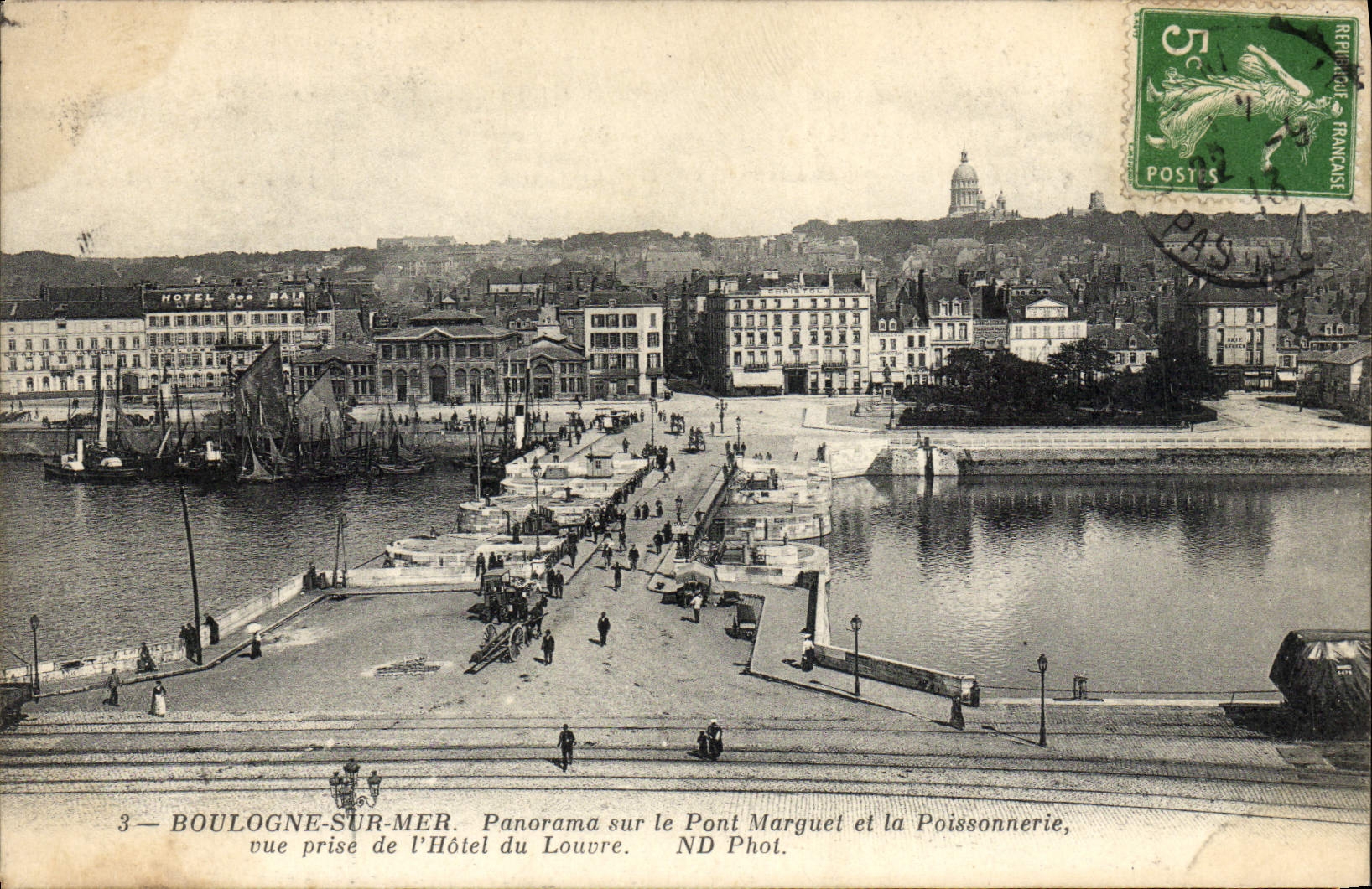La POSTAL Boulogne de la VENDIMIA en panorama del mar en el puente de Marguet y los pescados hacen compras vista del hotel de los barcos de la lumbrera
