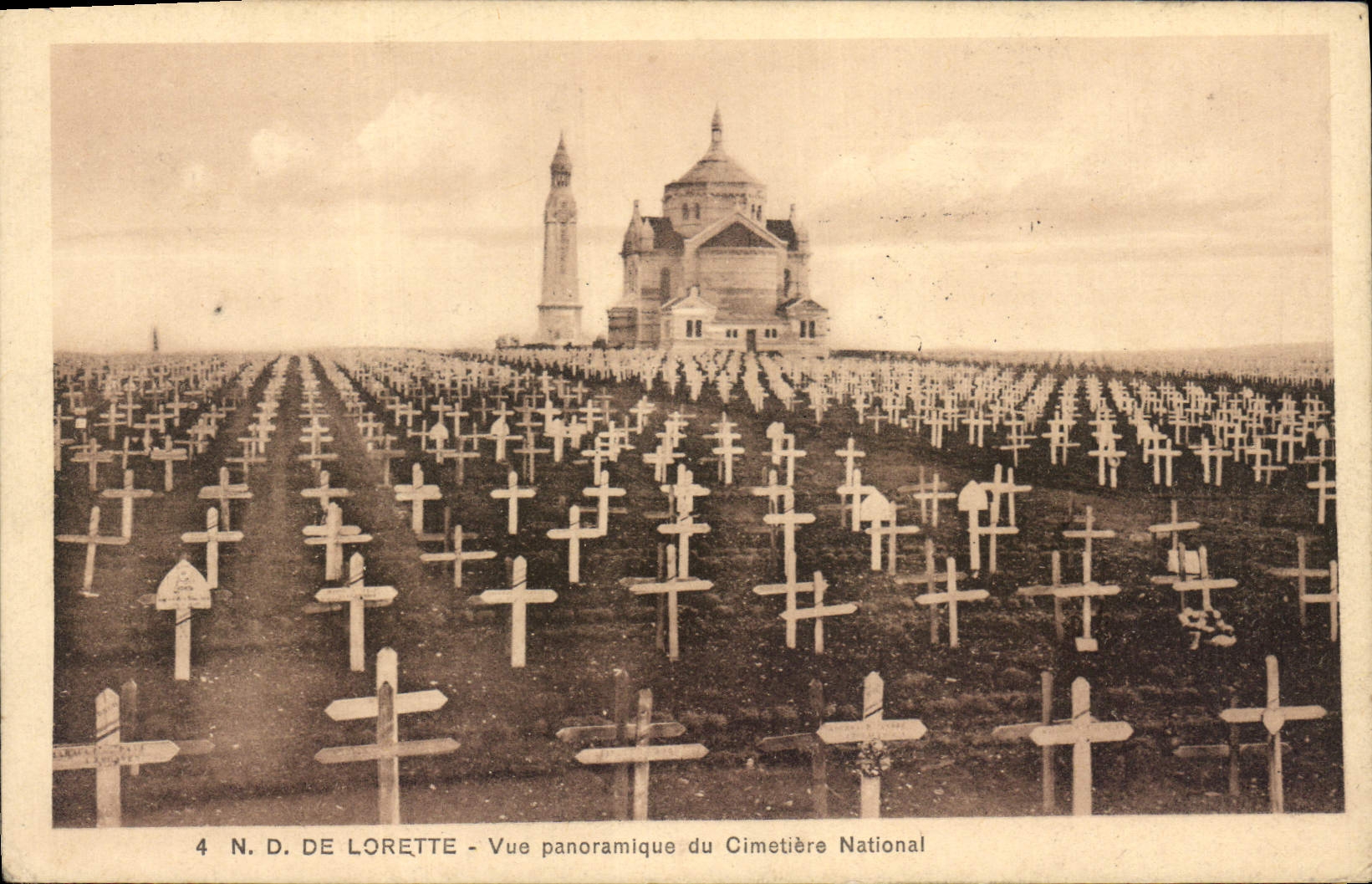 Opinión panorámica de Notre Dame De Lorette de la POSTAL de la VENDIMIA del cementerio nacional
