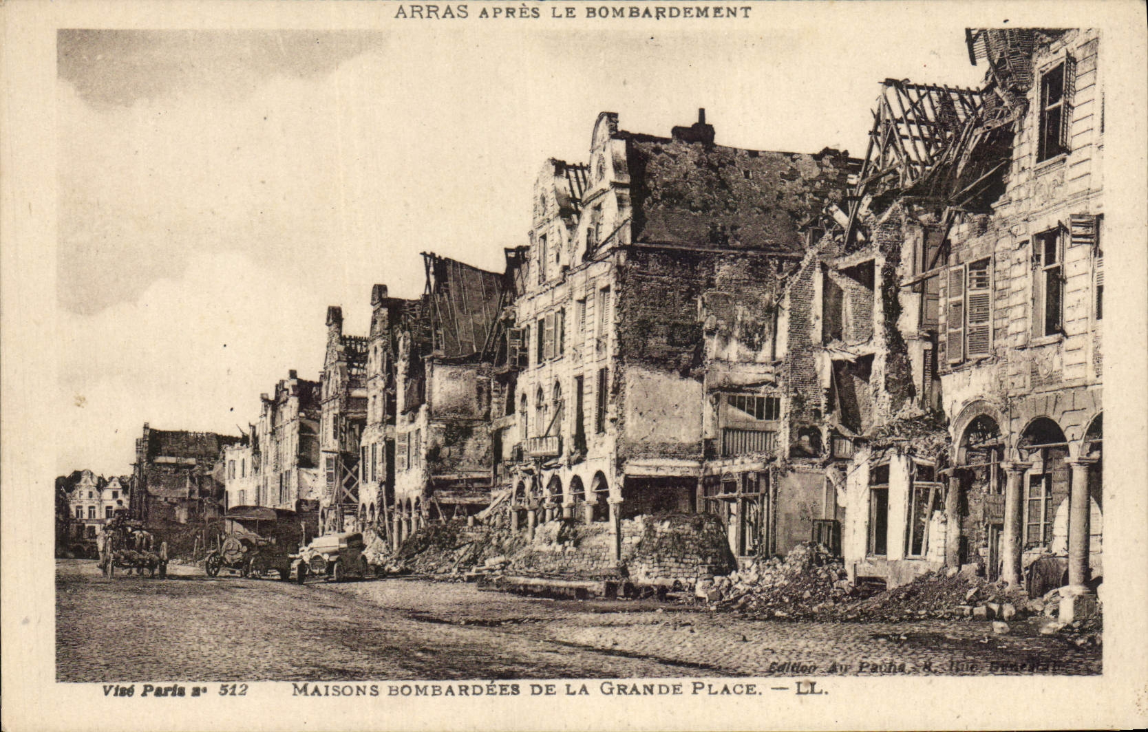 CPA Arras Apres Le Bombardement Maisons Bombardees de la Grande Place Militaria 