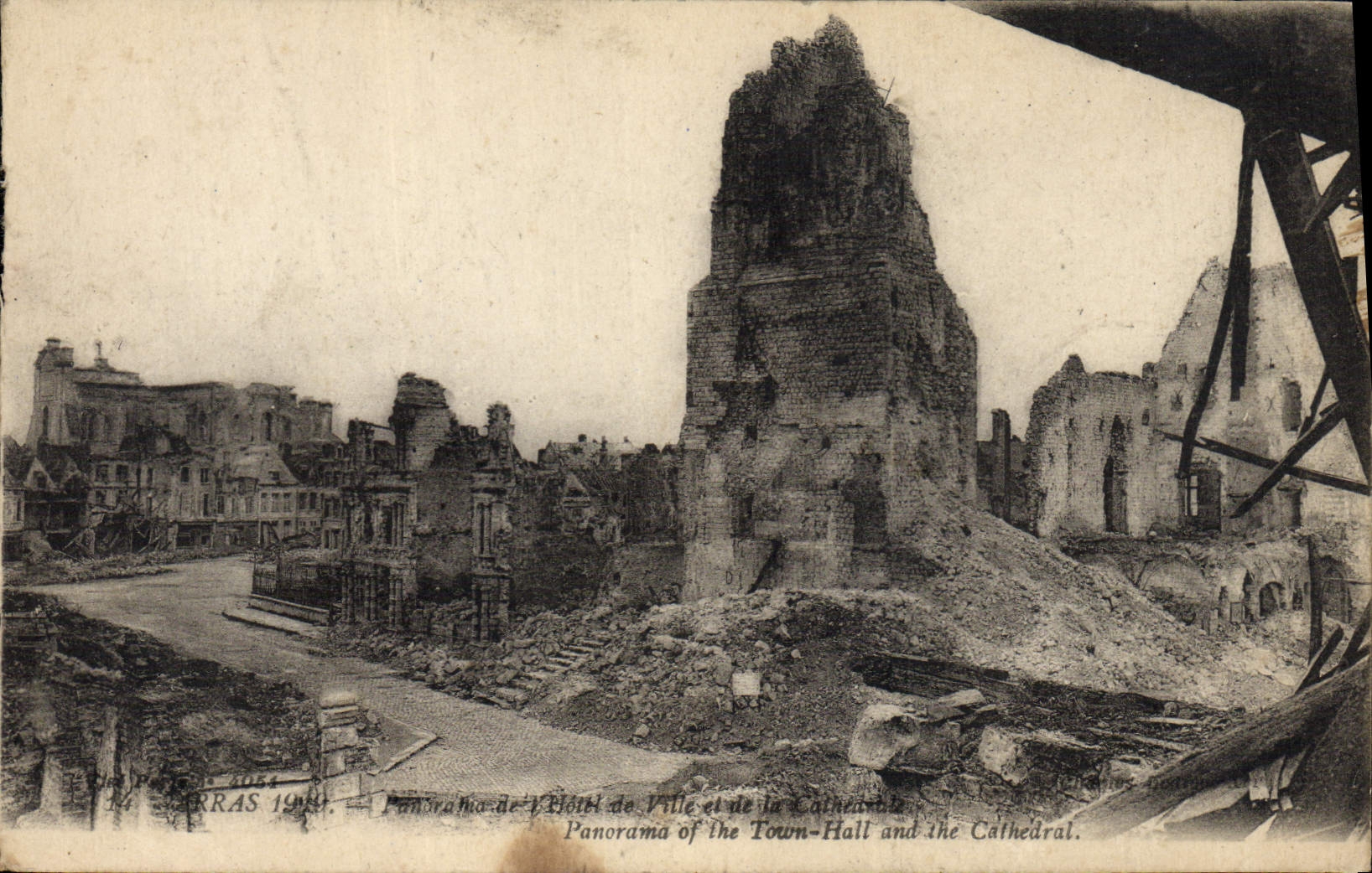 CPA Arras Panorama de l'hotel de ville et de la cathedrale Militaria 