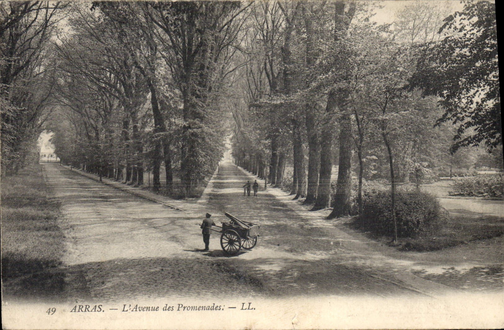 CPA Arras L'Avenue des Promenades Colporteur