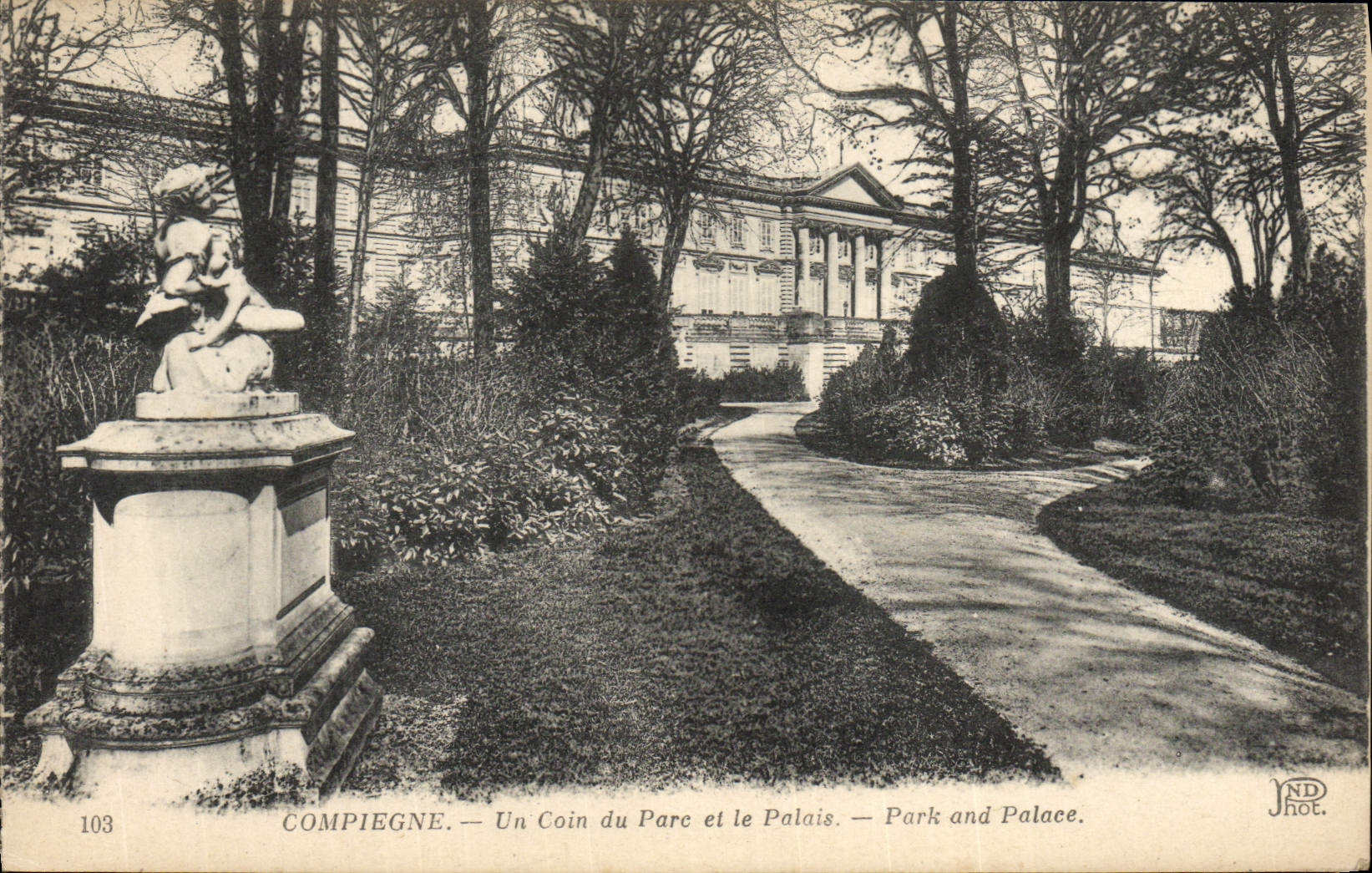 CPA Compiegne Un Coin du Parc et le Palais
