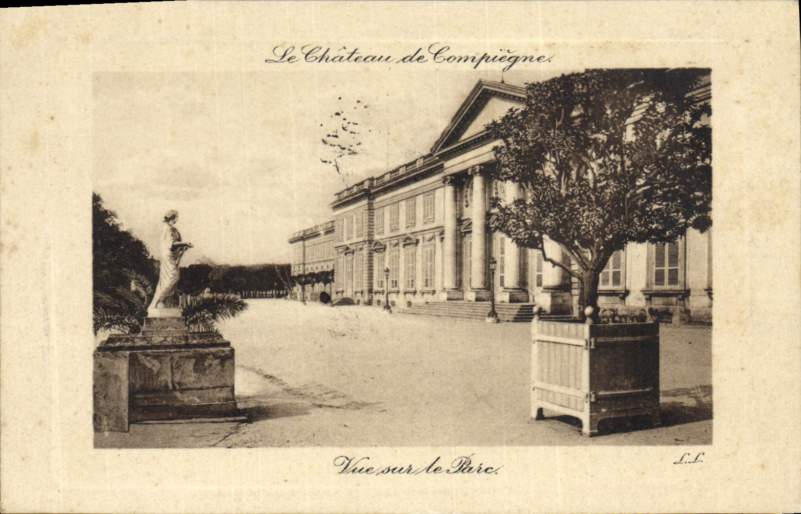 CPA Le Chateau de Compiegne Vue Sur la Parc statue