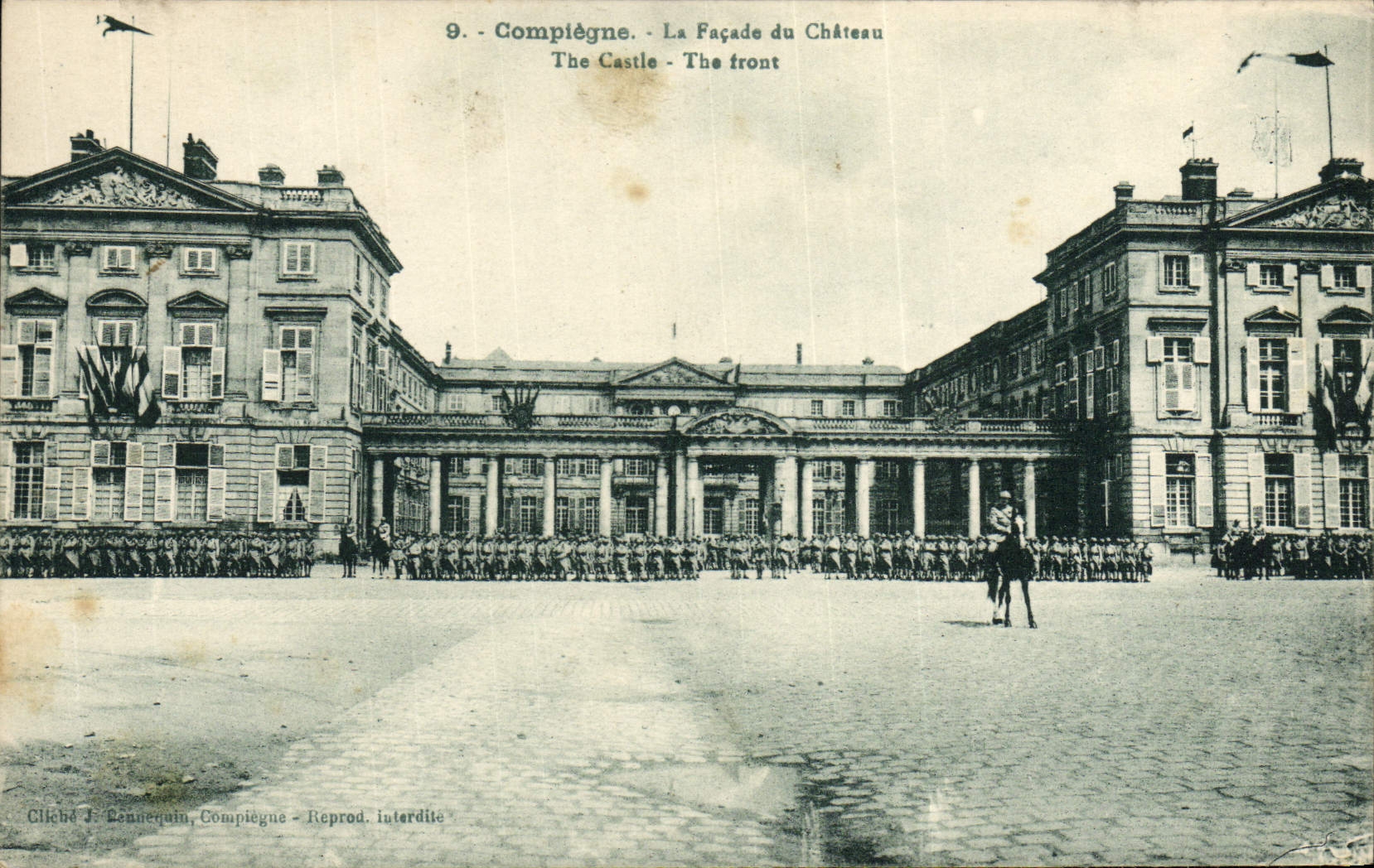 CPA Compiegne La Facade du Chateau 