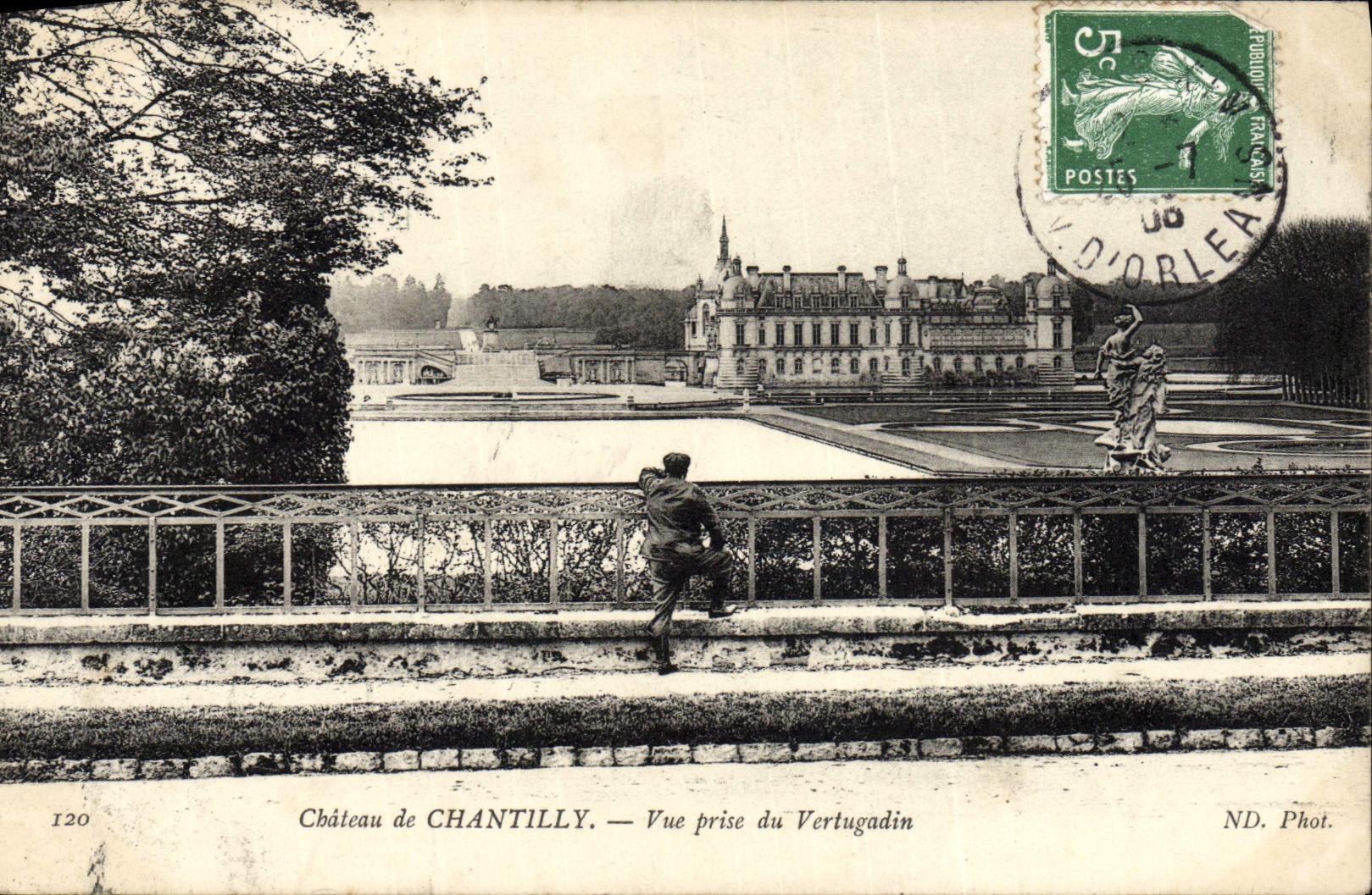 CPA Chateau de Chantilly Vue prise du Vertugadin