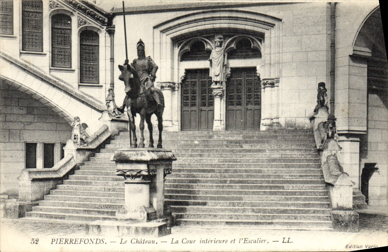 POSTAL Pierrefonds de la VENDIMIA la corte interior del castillo y el caballo del caballero de la escalera